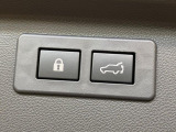 【パワーバックドア】スマートキーや運転席のボタンを押すだけでリアゲートが自動で開閉します!荷物を持っている時や、高い位置にあるバックドアを閉める際に便利な機能です♪