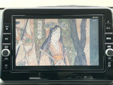 テレビ映像を画面に表示でき、停車中のひと休みや待ち時間を過ごす際にお楽しみいただけます。画面の表示が見やすく、日常の移動の合間にも活用しやすい装備です。視聴は停車時にご利用ください。