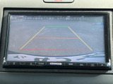 後方の映像に加え、画面上に目安となるガイド線が表示されます。駐車時に周囲や車両との距離感を確認する際に役立ち、バックでの車庫入れをサポートします。