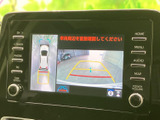 車両周囲の映像をモニターで確認でき、駐車時の位置合わせをサポートします。ガイド表示も備わり、周囲を目視で確かめながら操作する際に便利です。
