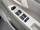 【電動格納ミラー】サイドミラーは電動格納式となっており、狭い駐車場でもキズがつくリスクを抑えられます。