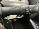 レバーには各種の表示があり、周辺の操作内容を確認しやすい設計です。運転席から手を伸ばしやすい位置にまとまり、日常の運転で使う際にも扱いやすさに配慮されています。