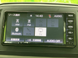 AM・FMラジオのほか、BluetoothやAUXなど複数の音源を選べる画面です。普段の音楽やラジオを楽しむ場面に合わせて、ソースを切り替えてご利用いただけます。