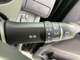 レバーには方向指示やライトに関するマークが見やすく表示され、必要な操作を手元で確認できます。点灯位置の表示も備わり、周囲の明るさに応じたライト操作を行いやすい設計です。
