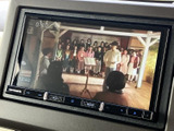 映像を表示できる画面を備えており、停車中にテレビや映像を楽しめます。お出かけ先での待ち時間など、車内で過ごすひとときにも活用いただけます。