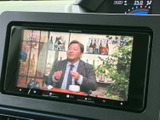 テレビ番組を画面で楽しめる装備です。停車中の待ち時間などに映像を視聴でき、画面内には音量調整などのタッチボタンも配置。移動中は運転に集中して、安全にご利用ください。