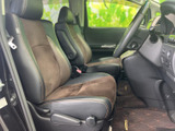 前席はゆとりを感じる座面と背もたれで、運転席・助手席それぞれに落ち着いて座れる空間です。窓から外の様子を確認しやすく、日常の移動も快適に過ごせます。