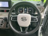 手元に複数のスイッチがまとまり、運転姿勢を大きく変えずに各種操作へアクセスできます。メーターやナビ画面と組み合わせて使いやすく、日々の運転を支える実用的な装備です。