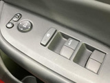 ドア内側にウインドウ操作部やミラー調整部がまとまり、運転席から手を伸ばしやすい配置です。ボタンやスイッチが見分けやすく、乗車中の窓まわりの操作に便利です。