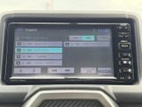 ラジオの選局画面に受信局や周波数が並び、聴きたい放送を選びやすい表示です。画面下部の選局ボタンやプリセット項目も見つけやすく、移動中の音楽や情報収集に役立ちます。