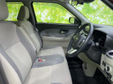 明るい色合いのシートと落ち着いた内装色で、運転席まわりはすっきりとした雰囲気です。前方や左右の窓から周囲を見渡しやすく、日常の乗り降りや運転時にも過ごしやすい空間です。