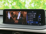 テレビ画面を備えており、停車中に番組や映像を視聴できます。チャンネル一覧から見たい番組を選びやすく、休憩時間や待ち合わせの合間など、車内で過ごす時間をより楽しくしてくれる装備です。