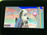 画面いっぱいにテレビ映像を表示でき、停車中の休憩時間にも番組を楽しめます。映像が見やすい大きさで表示されるため、車内で過ごすひとときの気分転換にも便利です。