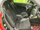 運転席と助手席には、身体を支える形状のシートを配置。ドアを開けた際の乗り降りもしやすく、落ち着いた色合いの室内で、ゆったりと過ごせる空間です。