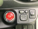 押しやすい位置に各種ボタンがまとめられ、運転席から手元で操作できます。周辺のスイッチも見分けやすく、日々の運転で使う機能にアクセスしやすい配置です。