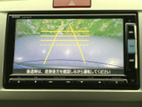 後方の映像と目安となるガイド線が画面に表示され、駐車時の周囲確認をサポートします。画面を見ながら後方の状況を把握しやすく、駐車操作の際に便利な装備です。