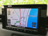 地図を画面いっぱいに表示でき、周辺の道路や施設名を確認しやすい仕様です。現在地を見ながら目的地までの道順を把握でき、初めて訪れる場所へのお出かけにも役立ちます。
