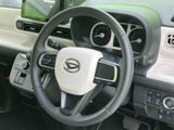 握りやすい形状に各種スイッチがまとまり、運転中も手元で必要な操作を行いやすい設計です。メーター類との位置関係も自然で、視線移動を抑えやすくなっています。
