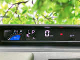 速度やシフト位置、燃料残量などの情報が横一列にまとめられ、運転席から確認しやすい配置です。表示がすっきり整理されているため、必要な情報を把握しながら運転に集中できます。