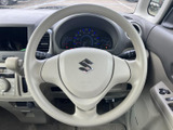 握りやすい形状で、運転中に手を添えやすいステアリングです。正面にメーターが配置され、前方を見ながら車両情報も確認しやすい運転席まわり。毎日の移動を支えます。
