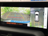 後方映像と車両周囲の表示を画面で確認でき、駐車時や狭い場所での取り回しをサポートします。画面内に目安となるラインも表示され、周囲の状況を確認しながら操作できます。