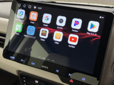複数のアプリが画面上に整理され、目的の機能を選びやすい構成です。音楽やナビなど、使いたい項目をタッチで呼び出せるため、日常のさまざまな場面で便利にお使いいただけます。