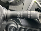 レバーには各種表示が記され、必要な操作を確認しやすい配置です。運転席から手の届く位置にまとまり、周辺機能を使う際にも迷いにくい構成となっています。