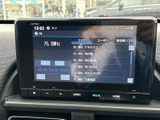 画面にはラジオの選局情報が表示され、放送局を一覧から確認できます。タッチ操作で目的の項目を選びやすく、音量調整などのボタンも画面下にまとまっています。