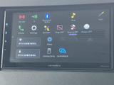 ラジオやBluetooth、外部入力など、音源を選ぶメニューが画面に並びます。電話や設定の項目も確認しやすく、通勤やお出かけの際も使いたい機能を見つけやすい構成です。