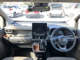 前方まで見渡しやすい開放的な運転席まわりで、明るい視界が広がります。落ち着いた色合いのシートや手の届きやすい収納も備わり、毎日の乗り降りや移動を心地よく支えます。