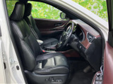 前席は身体を包み込む形状で、運転席と助手席それぞれにゆったりと腰掛けられる空間です。視界も広く、乗り降りしやすい開口部から車内の清潔感や使用感をご確認いただけます。