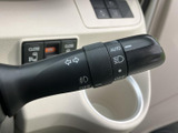 レバーにはウインカーやライト関連の表示がまとめられており、必要な操作を手元で確認できます。表示を見て機能を把握しやすく、運転中も扱いやすい位置に備わっています。