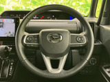 握りやすい形状で、左右のスイッチから各種操作にアクセスできます。運転姿勢のまま手元で扱えるため、視線を大きく外さずに必要な操作を行いやすい配置です。