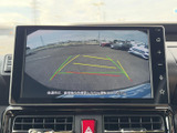 後方の映像にガイドラインが表示され、駐車時に車両後方の位置関係を確認しやすい画面です。周囲の様子を見ながら操作できるため、狭い場所での駐車をサポートします。