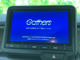 大きく見やすい画面と下部に並ぶボタンで、ナビやオーディオの操作を確認しやすい構成です。目的地設定や音源選びなど、普段使いの機能に手が届きやすく便利に活用できます。