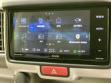 USBやAM・FM、Bluetooth Audioなどの選択肢が画面に表示され、使いたい音源を確認しやすい構成です。メニューもまとまり、日常の操作をスムーズに行えます。