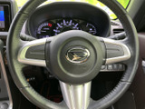 手元にまとまったスイッチ類により、運転姿勢を保ちながら必要な操作へ手を伸ばしやすい設計です。握りやすい形状と見やすい配置で、日常の運転を便利にサポートします。