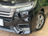 【LEDヘッドライト】悪天候や夜間走行時も良好な視界を確保し安心して運転できる高輝度LEDヘッドライトを装備!点灯速度が早く、消費電力も抑えられています。