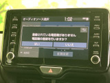 画面上でオーディオソースを選べるほか、タッチ操作で各種メニューを確認できます。表示が見やすく、音楽の選択や設定変更も手元で行いやすい装備です。