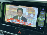 停車中にテレビ番組を視聴でき、休憩時間や待ち合わせの合間にも車内で過ごす時間を楽しめます。画面上で放送内容を確認しやすく、移動中の視聴を勧めるものではなく停車時に便利な装備です。