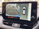 後方の映像に加えて車両周囲の表示も確認でき、駐車時の周囲確認をサポートします。画面上のガイドを目安にしながら、落ち着いて駐車操作を行いたい方に便利です。