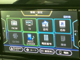 FM/AMやCD・DVD、テレビなどの項目が画面に並び、使いたい機能を選びやすい構成です。目的地設定や電話の項目もあり、日常のお出かけで活用の幅が広がります。