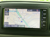 現在地や周辺の道路を画面上で確認でき、目的地設定や地点登録にも対応。行き先を探す際に役立ち、慣れない場所への移動をサポートする使いやすいナビ画面です。