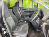運転席まわりには十分なスペースがあり、大柄な方でもゆったり運転していただける環境です。