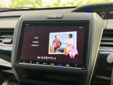 テレビ番組を画面で視聴できる装備を備えています。停車中の休憩時間に映像を楽しめるため、車内で過ごすひとときにも便利です。ご利用の際は安全な場所に停車してください。