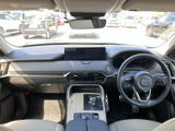 運転席まわりは視界が広く、前方の状況を確認しやすいレイアウトです。シートやドア内側は明るい色合いで、落ち着いて過ごせる空間。助手席側にもゆとりを感じます。