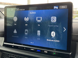 FM・AMラジオやテレビ、Apple CarPlayなど、複数のオーディオソースを画面から選べます。アイコン表示で項目を探しやすく、日々の移動に合わせて使い分けられます。