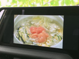 画面でテレビ番組を視聴できる装備です。停車中の待ち時間にも映像を楽しめるため、お出かけ先でひと息つく際にも便利。見やすい画面表示で、車内で過ごす時間を豊かにしてくれます。