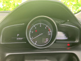 速度や走行距離などの情報が運転席前方にまとまり、運転中も必要な表示を確認しやすいレイアウトです。中央と左右に分かれた表示で、日々の運転状況を把握する際にも役立ちます。