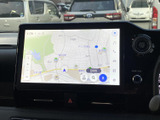 大きく見やすい画面に地図が表示され、現在地や周辺道路を確認しながら目的地へ向かえます。画面脇にも各種メニューが並び、必要な項目を見つけやすい配置です。